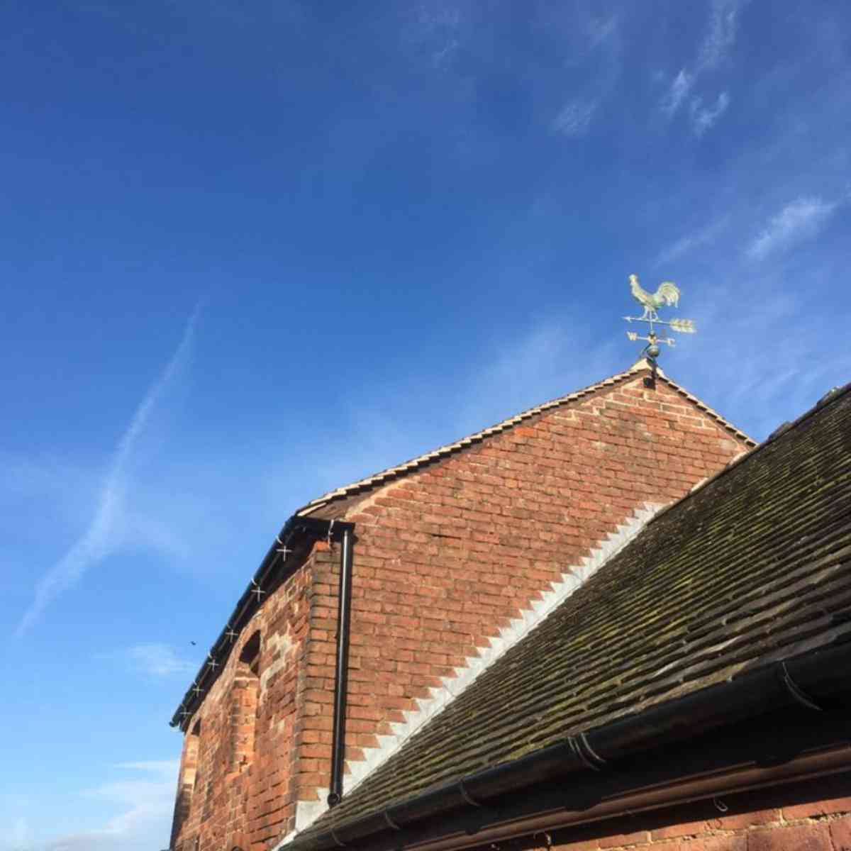 cockerel_windvane_installed_on_a_farm_cottage