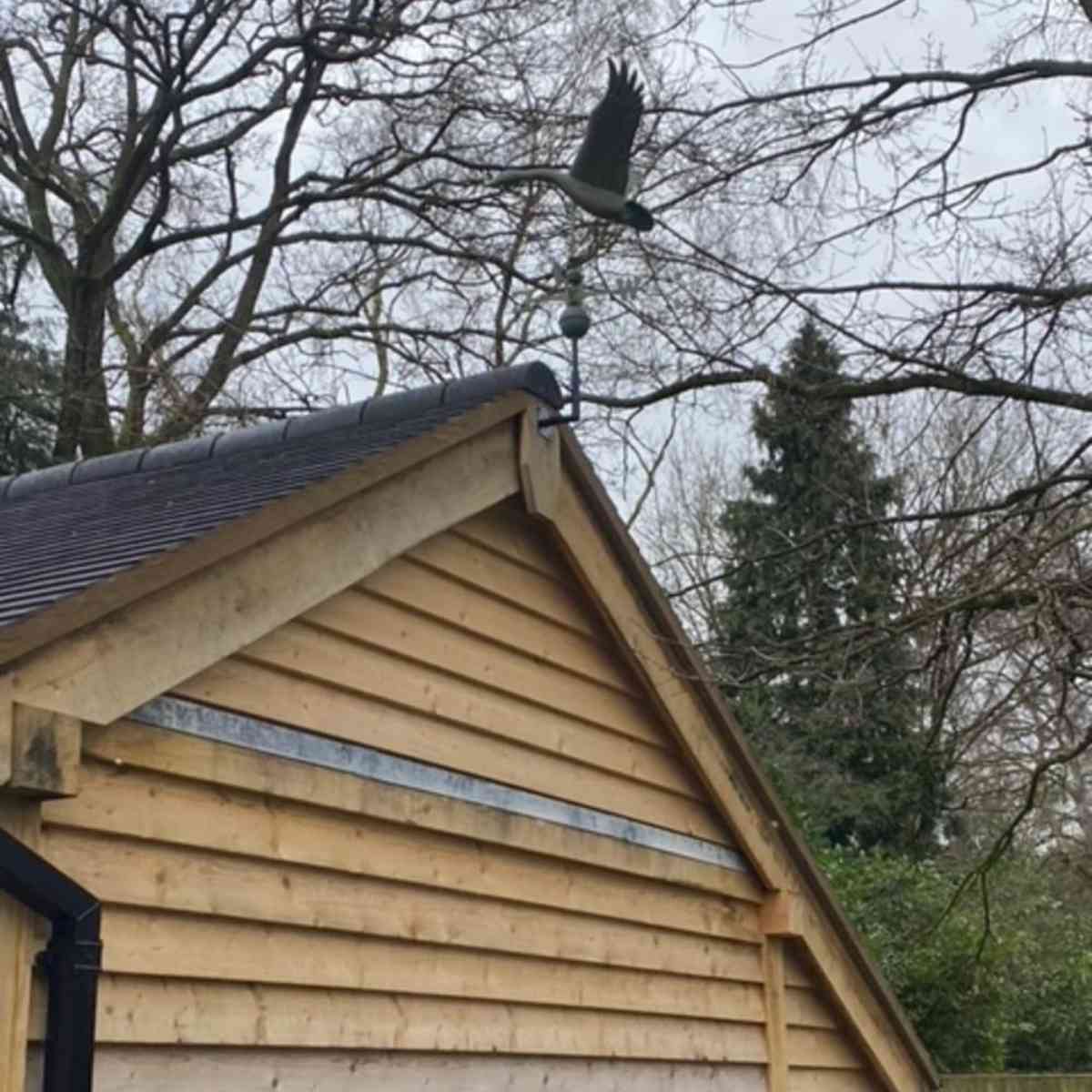 copper_goose_weathervane_on_oak_frame_garage