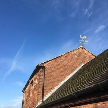 cockerel_windvane_installed_on_a_farm_cottage